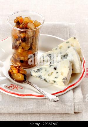 Formaggio Roquefort con composta di frutta secca Foto Stock