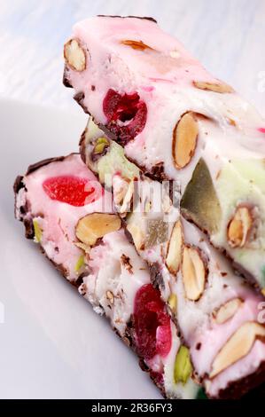 Bianco ghiaccio la crema di torrone con frutta e noci Foto Stock