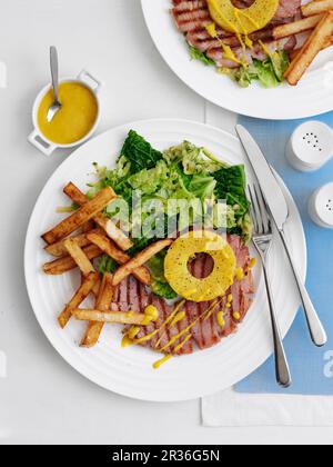 Bistecca al gammon con ananas, patatine e verdure Foto Stock