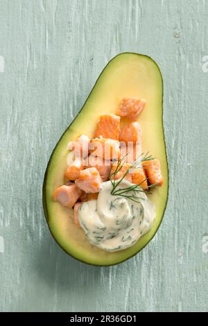 Avocado riempito con salmone e crema di aneto Foto Stock