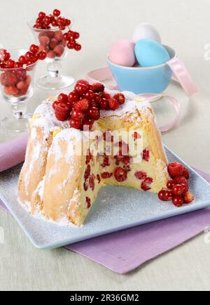 Charlotte fredda con crema alla vaniglia e frutti di bosco freschi Foto Stock