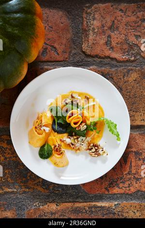 Zucca cruda marinata Muscade de Provence con olio di noci di macadamia e noci Foto Stock