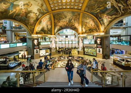 galerias Pacifico, obra del geniero Emilio Agrello y el arquitecto parmigiano Roland le Vacher, affresces en la Cúpula de la Galerías. El pannello centrale en la imagen sue pintada por Antonio Berni, Buenos Aires, repubblica Argentina, cono sur, Sud America. Foto Stock