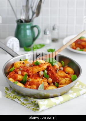 Pollo fritto con patate e basilico Foto Stock