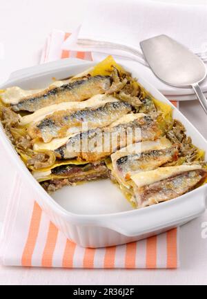 Lasagna con sarde e carciofi (pasta al forno con sardine e carciofi, Italia) Foto Stock