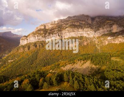 Boca de lo Infierno e Faxa de los Valencianos, valle di Hecho, valli occidentali, catena montuosa dei Pirenei, provincia di Huesca, Aragon, Spagna, europa. Foto Stock