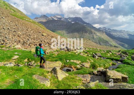 Escursionista frente al pico Posets, 3371 mts, Valle de Añes Cruces, Parque natural Posets-Maladeta, Huesca, cordillera de los Pirineos, Spagna. Foto Stock