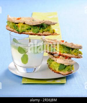 Sandwich alla meringa in stile messicano con guacamole Foto Stock
