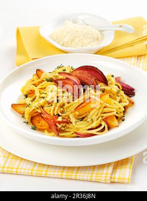 Maccheroni alla chitarra (pasta all'uovo con verdure, Italia) Foto Stock