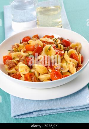 Orecchiette al sugo di salsiccia (orecchiette con un sugo di salsiccia, Italia) Foto Stock