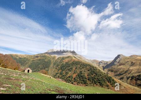 Pico de la ralla, 2146 mts, -Mallo de las Foyas-, Valle di Heche, valli occidentali, catena pirenaica, provincia di Huesca, Aragona, Spagna, Europa. Foto Stock