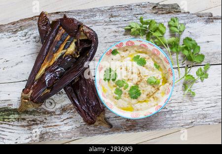 Baba ganoush con pelli di melanzane e coriandolo Foto Stock