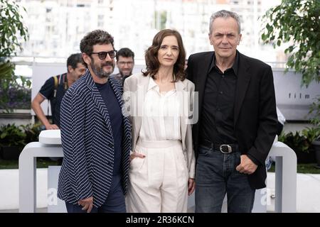 Cannes, Francia. 23rd maggio, 2023. Manolo solo, Ana Torrent, Jose Coronado partecipa alla fotocall Cerrar Los Ojos (Close Your Eyes) al 76th° festival annuale del cinema di Cannes al Palais des Festivals il 22 maggio 2023 a Cannes, Francia. Photo by David Niviere/ABACAPRESS.COM Credit: Abaca Press/Alamy Live News Foto Stock