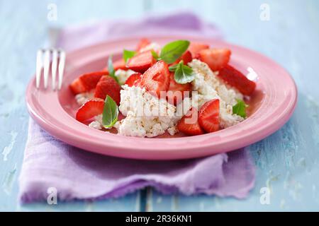 Quark con fragole fresche, basilico e cannella Foto Stock