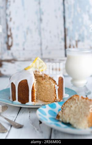 Torta al limone vegano con glassa bianca Foto Stock