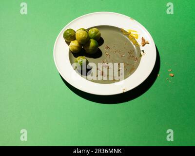 Un piatto vuoto con germogli di Bruxelles rimanenti Foto Stock