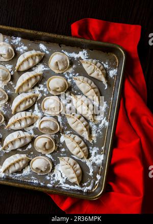 Freschi fatti a mano gnocchi Cinesi su un vassoio da forno Foto Stock