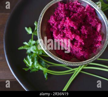 Barbabietola e rafano in una ciotola d'argento (cucina ebraica) Foto Stock