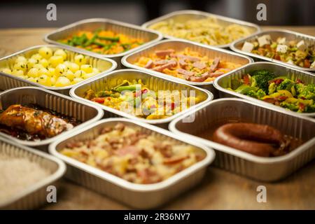 Piatti pronti assortiti in contenitori di alluminio Foto Stock
