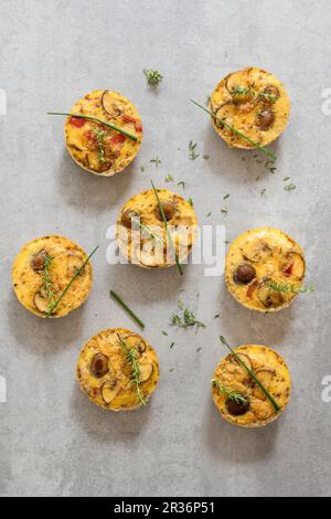 Mini frittatas con funghi, pepe e le erbe aromatiche (low-carb) Foto Stock