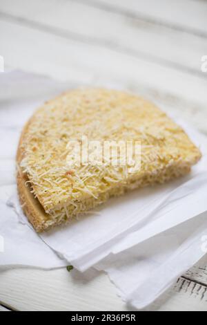 Mozzarella in carozza (sandwich italiano di mozzarella fritta) cosparso di formaggio Foto Stock