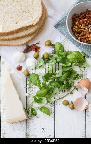 Ingredienti per la mozzarella in carozza (panino di mozzarella fritto italiano) Foto Stock