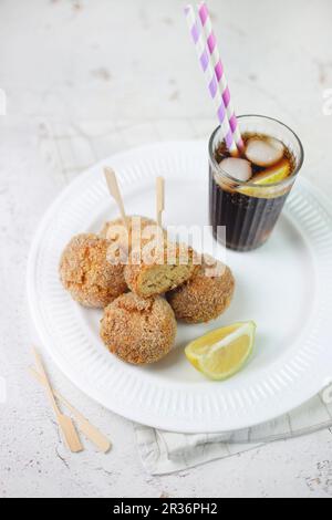 Polpetti e un bicchiere di coca cola Foto Stock