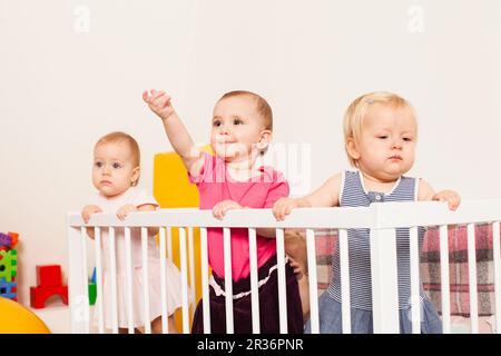 Tre ragazze del bambino nel presepe Foto Stock