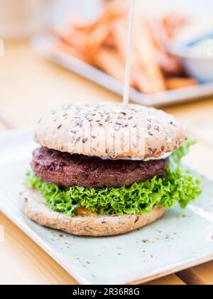 Un hamburger vegetariano in un panino integrale Foto Stock