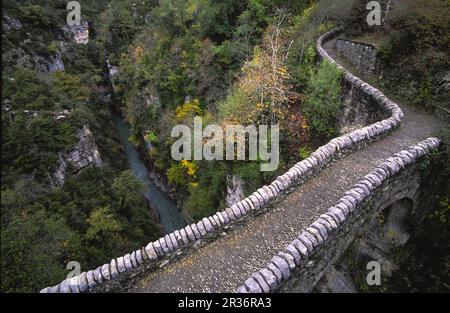 Puente de San Urbez sobre el rio Vellós. Valle de Añisclo.Parque Nacional Ordesa y Monte Perdido..Cordillera Pirenaica. Huesca. España. Foto Stock