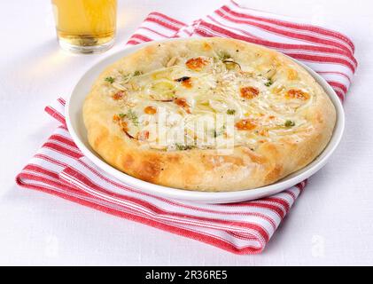 Una piccola pizza a cipolla con Taleggio e pinne nudi Foto Stock