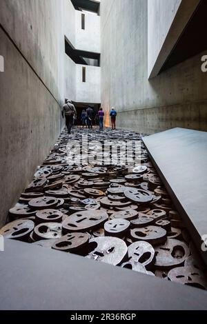 Shalechet, -hojas caidas-, instalacion artistica de Menashe Kadishman, Museo Judío de Berlín,diseñado por el arquitecto polaco Daniel Libeskinds , Berlino, Alemania, l'Europa. Foto Stock