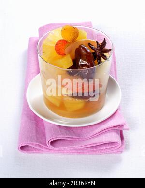 Insalata di frutta esotica con ananas, datteri e bacche di arbutus Foto Stock