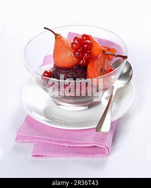 Gelato alla frutti di bosco con insalata di pere e ribes rossi Foto Stock