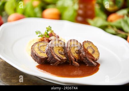 Un involtino di manzo con ripieno di albicocca e polenta Foto Stock