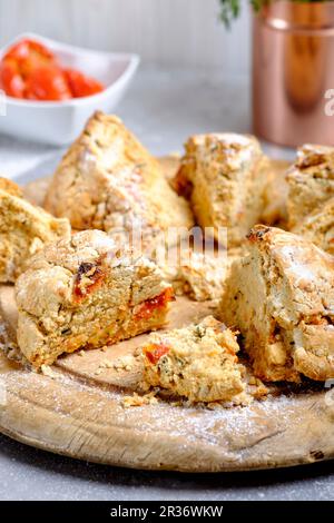 Pane irlandese con pomodoro e timo soda tagliato a pezzi su un asse di legno Foto Stock