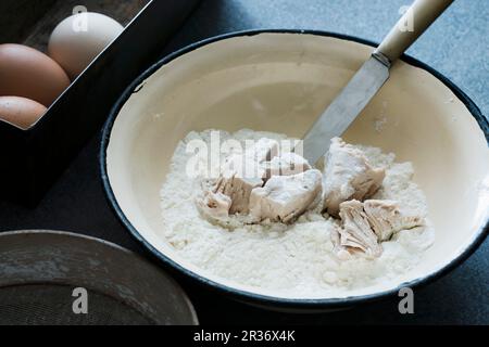 Cuocere il lievito e la farina in un recipiente Foto Stock