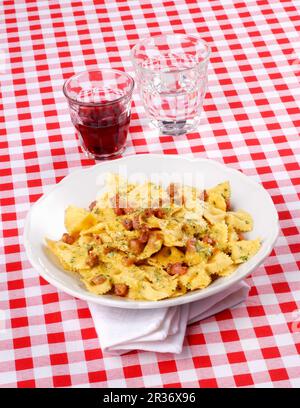 Farfalle carbonara con curry Foto Stock