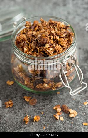 Porridge fatto in casa in un vasetto di vetro flip-top Foto Stock