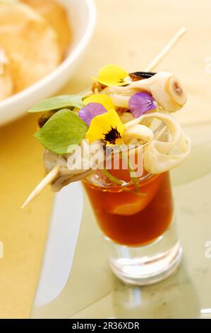 Vermouth con un kebab di vongola Foto Stock