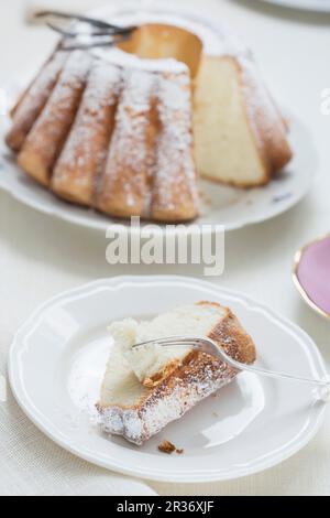 Torta Bundt con vaniglia e zucchero a velo Foto Stock