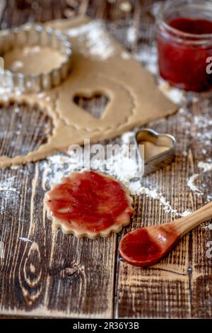 Jam essendo spalmato su vegano crudi di biscotti frollini Foto Stock