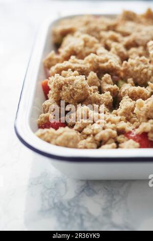 Fragole e rabarbaro crumble Foto Stock