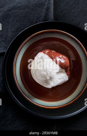 Un'isola galleggiante in salsa di cioccolato Foto Stock