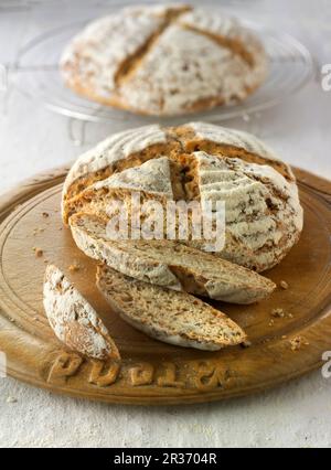 Pasta acide fatta a mano pane integrale fatto con farina di segale Foto Stock