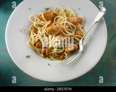 Spaghetti con funghi porcini, erbe aromatiche e parmigiano Foto Stock