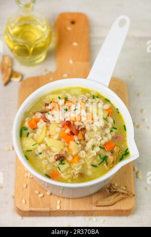 Orzotto alla Trentina con pancetta e porcini secchi (Italia) Foto Stock