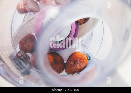 Frutte secche in un mescolatore (visto da sopra) Foto Stock