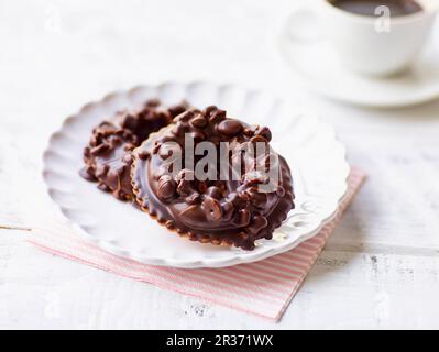 Anelli di torrone alle nocciole su un piatto da dessert Foto Stock