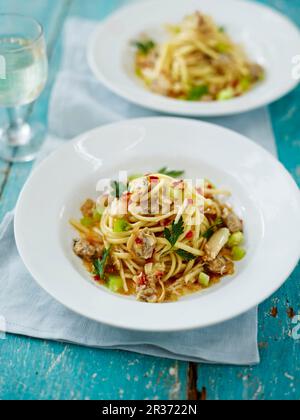 Increspature e granchio Linguine con pomodori verdi e peperoncino Foto Stock